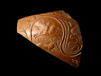 Fragment einer Schale mit Darstellung eines Mannes, der einen Hirsch jagt, gestempelt vom Hersteller Cinnamus, vom römischen Fundort in Newstead, 140-80 n. Chr.